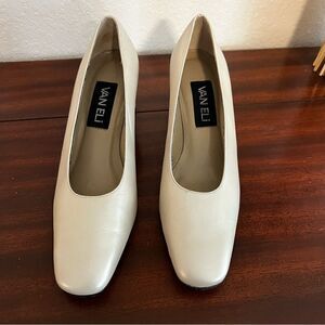 Vaneli Vintage Beige Leather Pumps. 2.5 Inch Stacked Heels. Size 6.5 Narrow